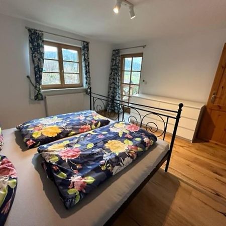 Charmante Farbenfrohe Wohnung Fuer Zwei Fischbachau Bagian luar foto