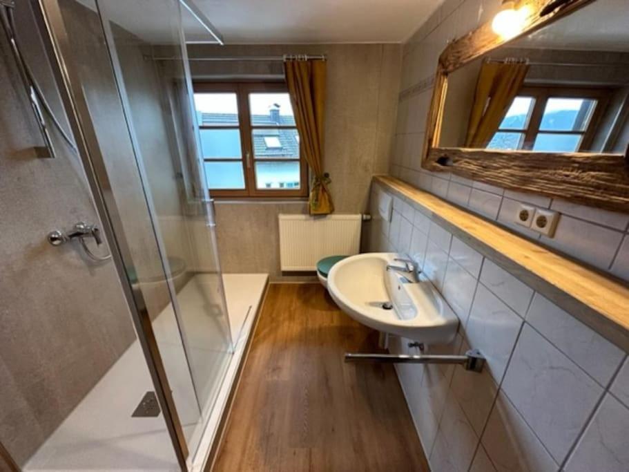 Charmante Farbenfrohe Wohnung Fuer Zwei Fischbachau Bagian luar foto