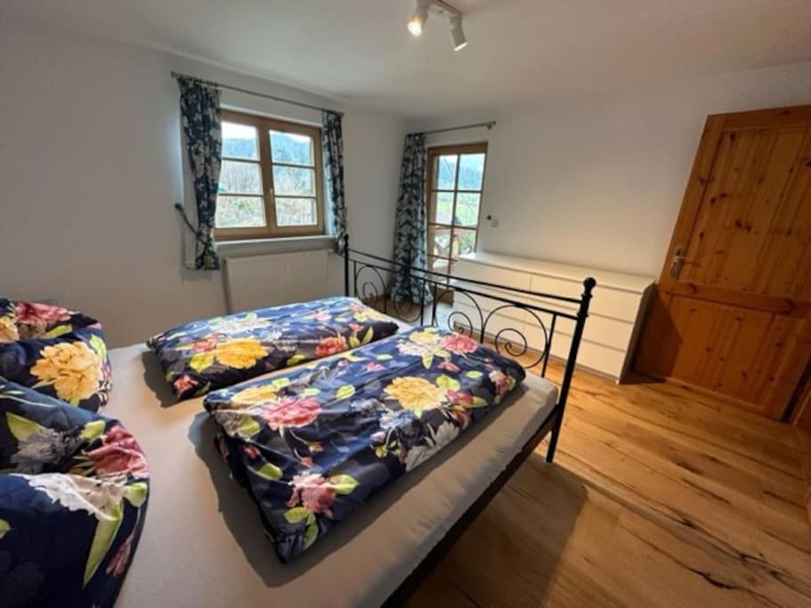 Charmante Farbenfrohe Wohnung Fuer Zwei Fischbachau Bagian luar foto